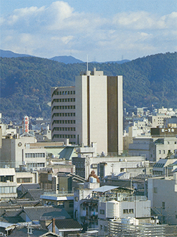 完成直後の池坊会館